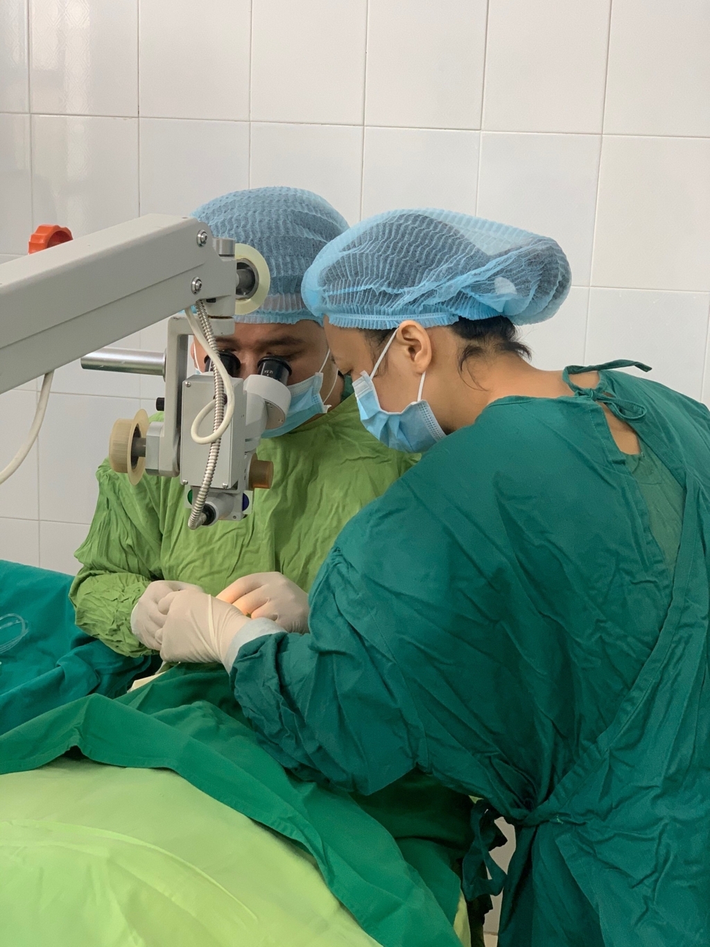 Các bác sĩ tiến hành phẫu thuật mắt cho người bệnh