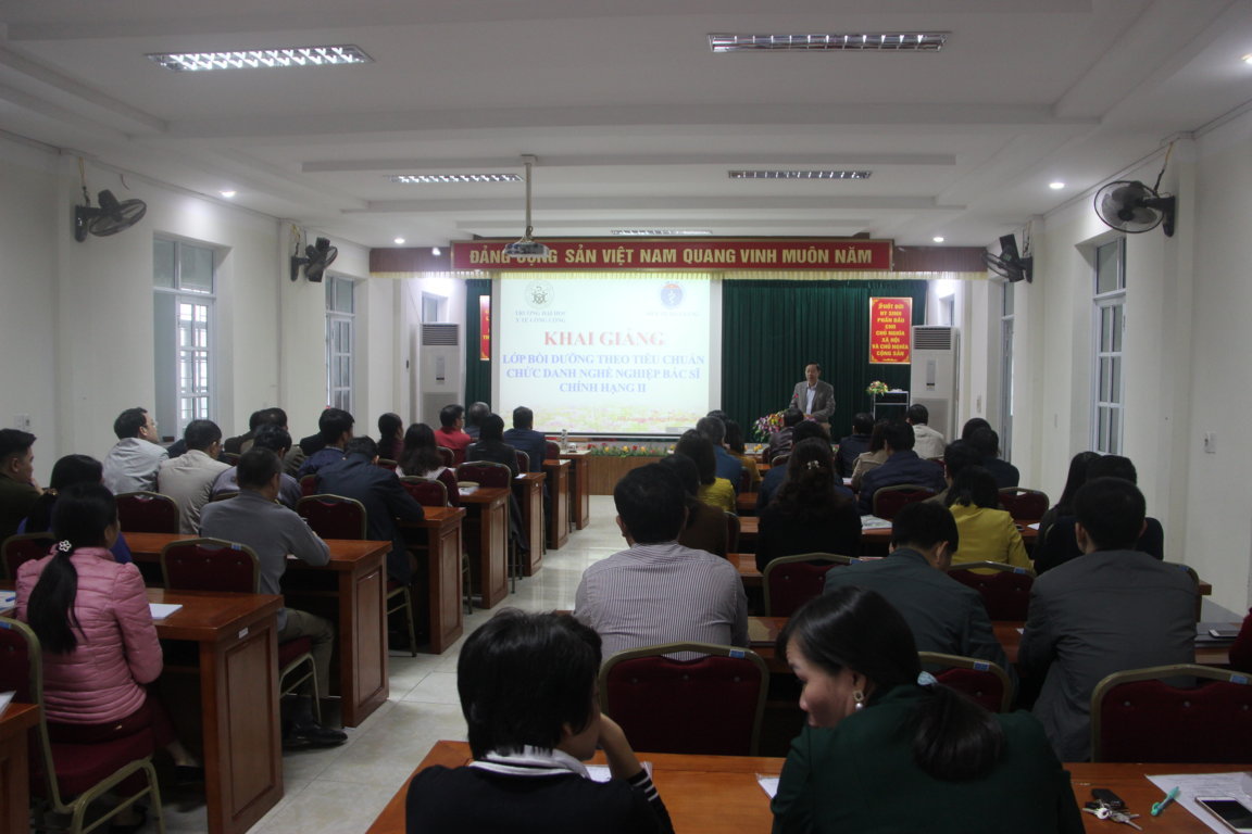 Đ/c Lương Viết Thuần, Giám đốc Sở Y tế phát biểu chỉ đạo tại lớp bồi dưỡng