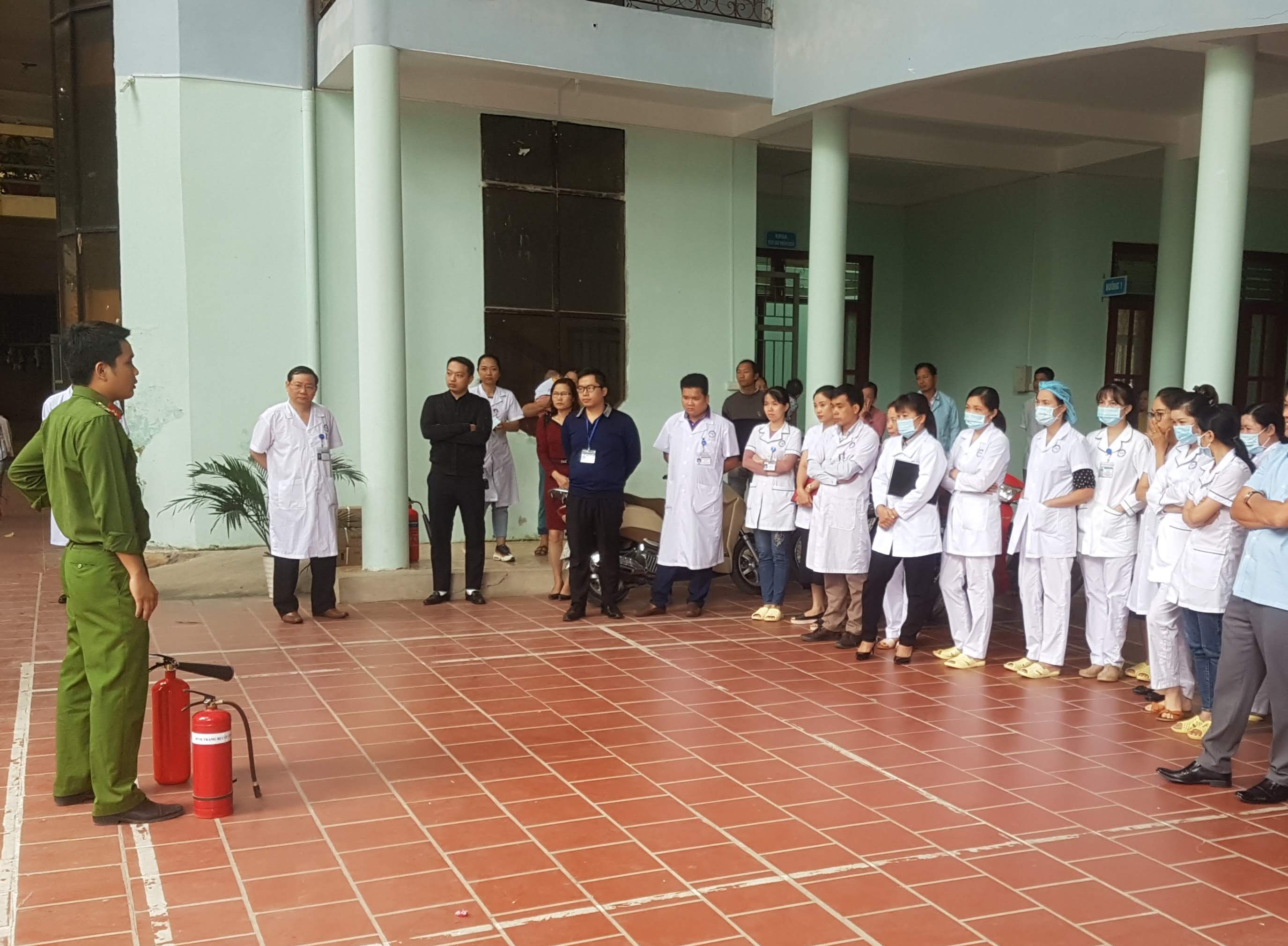 Giảng viên của Phòng Cảnh sát PCCC&CNCH  chia sẻ các kiến thức về PCCC cho cán bộ Bệnh viện Mắt