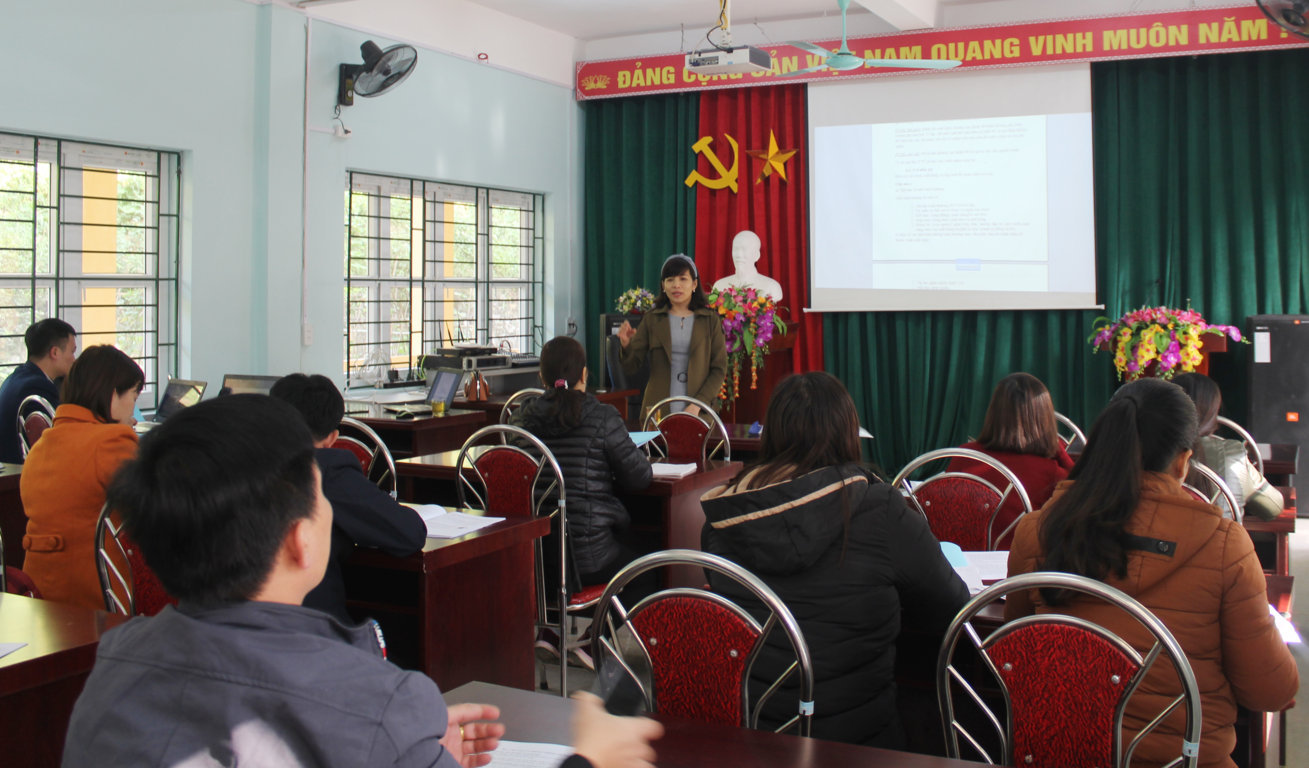 Giảng viên Bệnh viện Mắt truyền đạt nội dung tại lớp tập huấn 