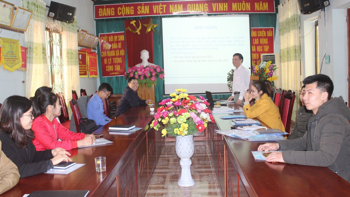 Giảng viên truyền đạt kiến thức về bệnh đái tháo đường cho học viên tại lớp tập huấn