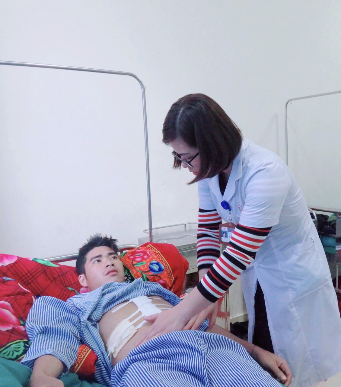 Bác sỹ thăm khám cho người bệnh Đỗ Chí T. sau mổ