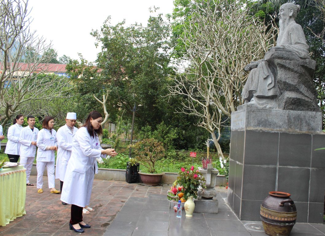 Cán bộ công chức viên chức Bệnh viện Y dược cổ truyền dâng hương tưởng nhớ Đại Danh Y Hải Thượng Lãn Ông – Lê Hữu Trác