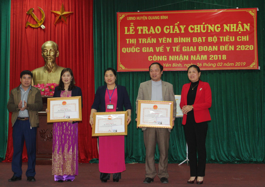 HUYỆN QUANG BÌNH TỔ CHỨC LỄ TRAO GIẤY CHỨNG NHẬN THỊ TRẤN YÊN BÌNH ĐẠT BỘ TIÊU CHÍ QUỐC GIA Y TẾ  GIAI ĐOẠN ĐẾN 2020
