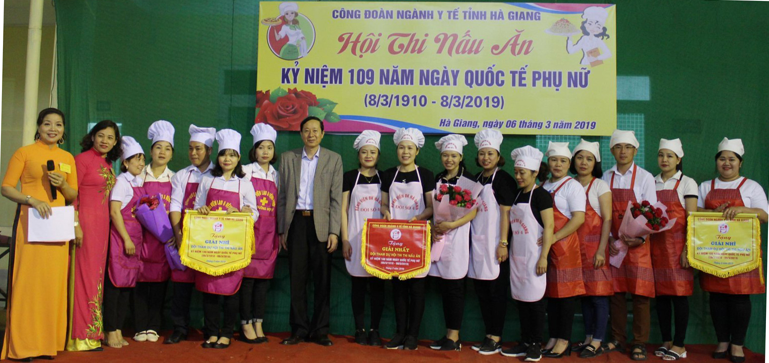 Đ/c Lương Viết Thuần - Bí thư Đảng ủy, Giám đốc Sở Y tế và đ/c Phùng Thị Thanh, Phó Chủ tịch Công đoàn ngành Y tế trao giải cho các đội tham gia Hội thi