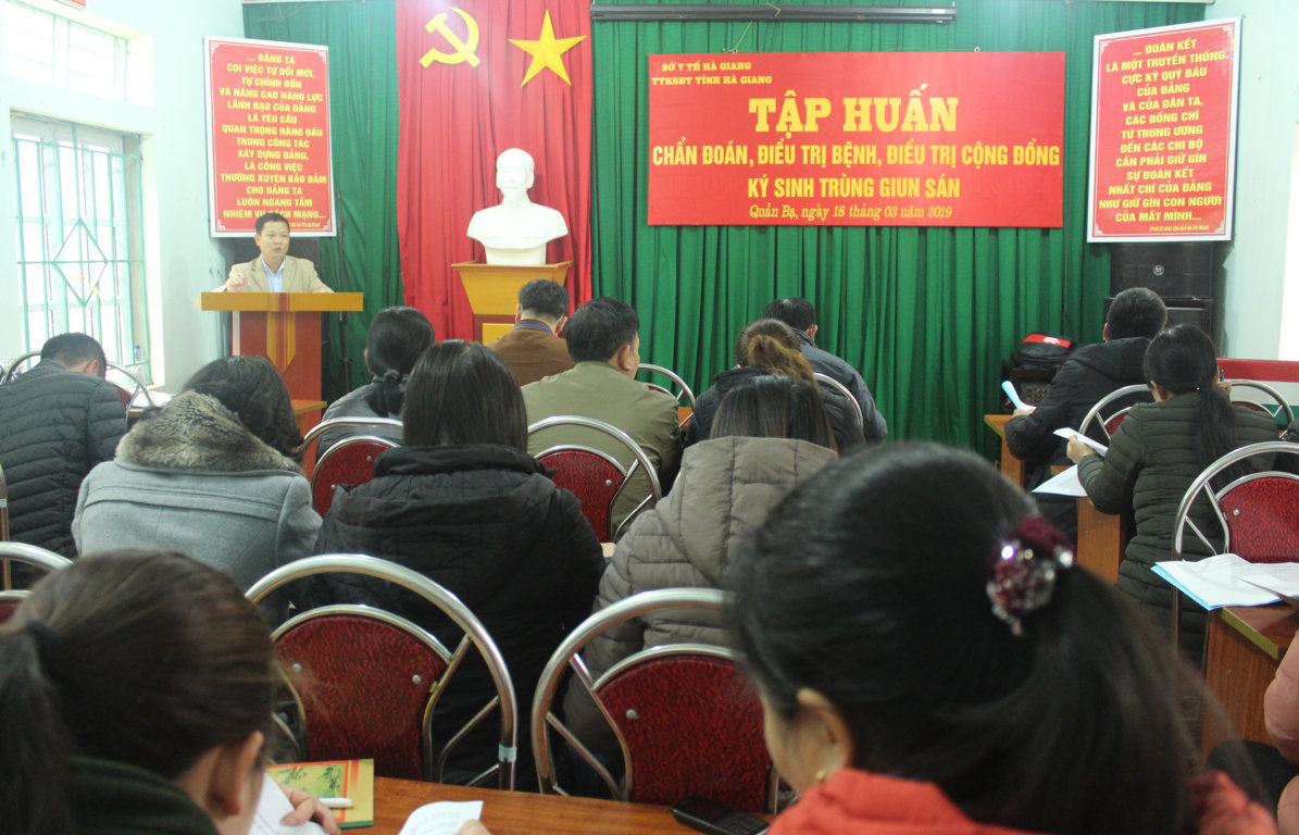 Giảng viên Trung tâm Kiểm soát bệnh tật tỉnh trình bày  tại lớp tập huấn
