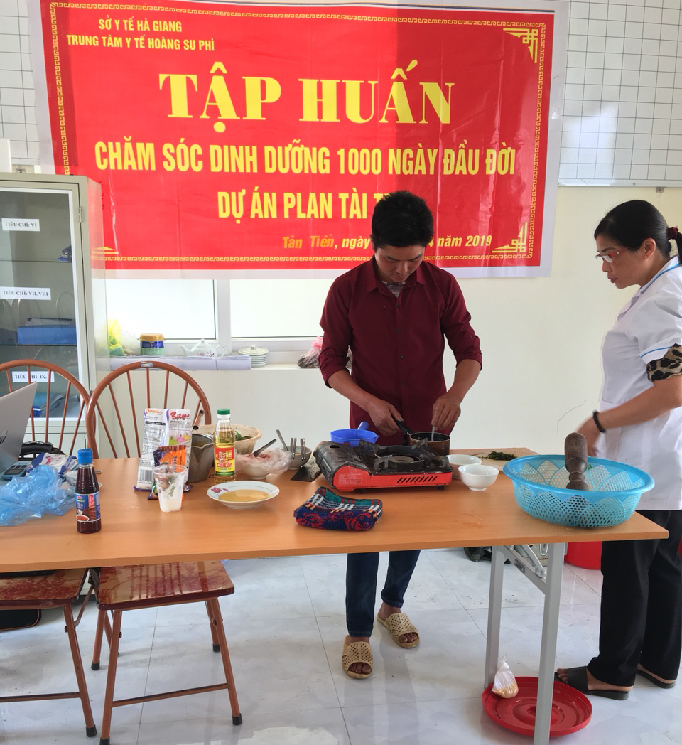 Giảng viên hướng dẫn cách chế biến một bữa ăn bổ sung dinh dưỡng hợp lý tại lớp tập huấn