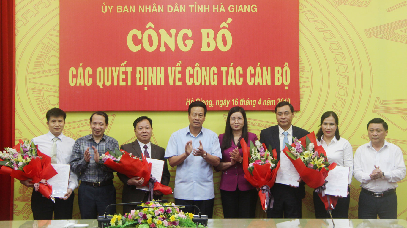 Thường trực UBND tỉnh tặng hoa chúc mừng các đồng chí được bổ nhiệm