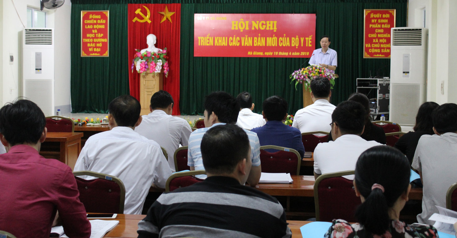 Đồng chí Lương Viết Thuần, Giám đốc Sở Y tế phát biểu tại hội nghị triển khai văn bản mới của Bộ Y tế