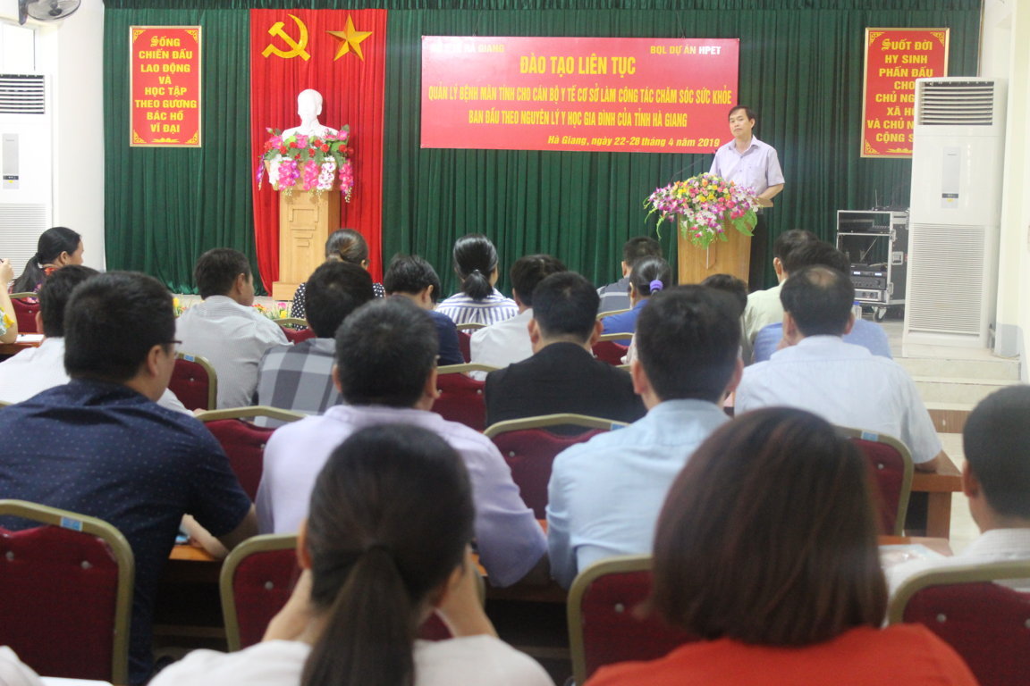 Đồng chí Nguyễn Đình Dích, Phó Giám đốc Sở Y tế  phát biểu tại lớp đào tạo liên tục quản lý bệnh mãn tính cho cán bộ y tế cơ sở