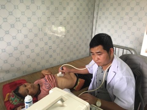 1.	Cán bộ Y tế kiểm tra sức khỏe cho người dân xã 