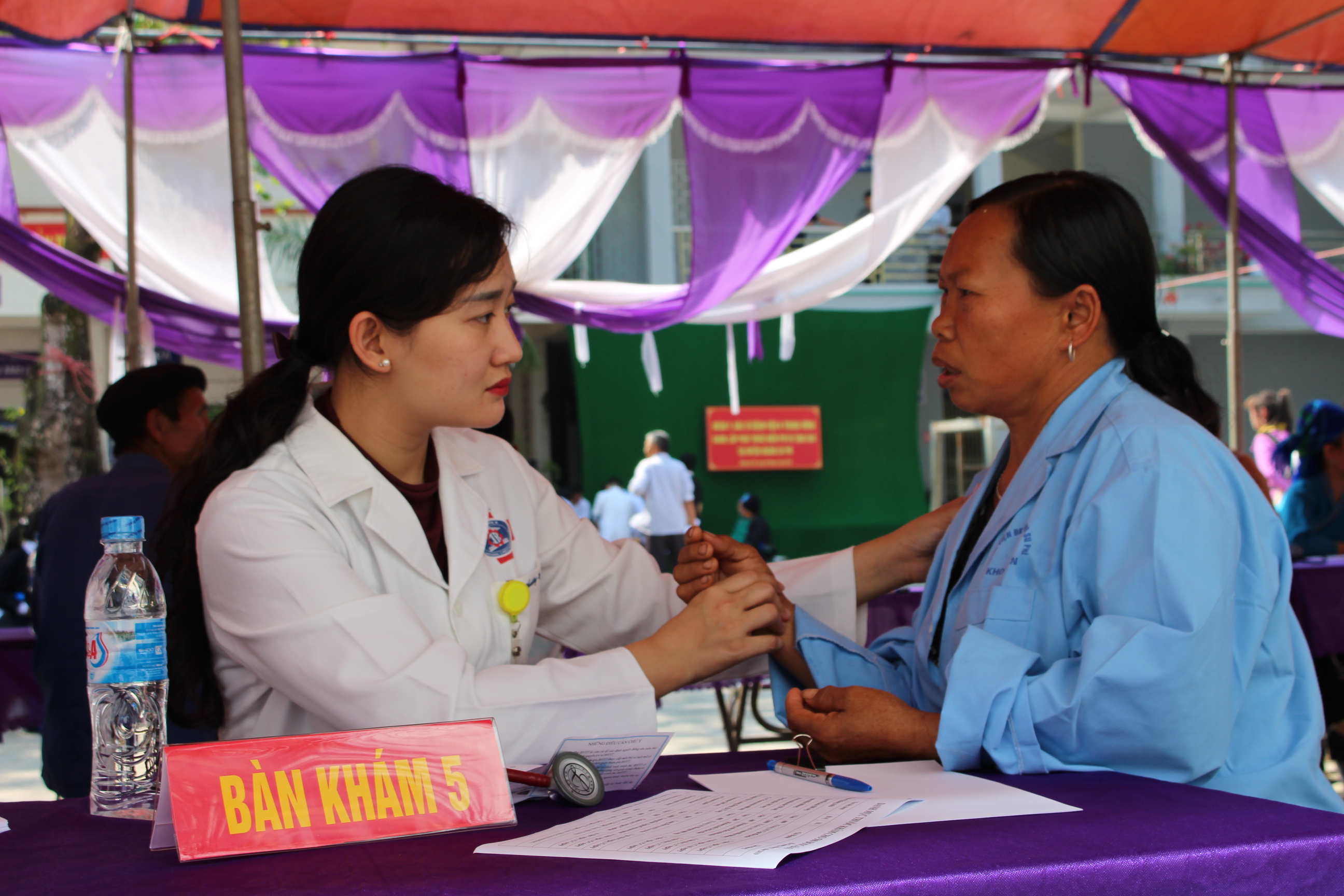 BỆNH VIỆN ĐKKV HOÀNG SU PHÌ PHỐI HỢP VỚI BỆNH VIỆN K TRUNG ƯƠNG TỔ CHỨC KHÁM CHỮA BỆNH CHO NHÂN DÂN TẠI HUYỆN HOÀNG SU PHÌ