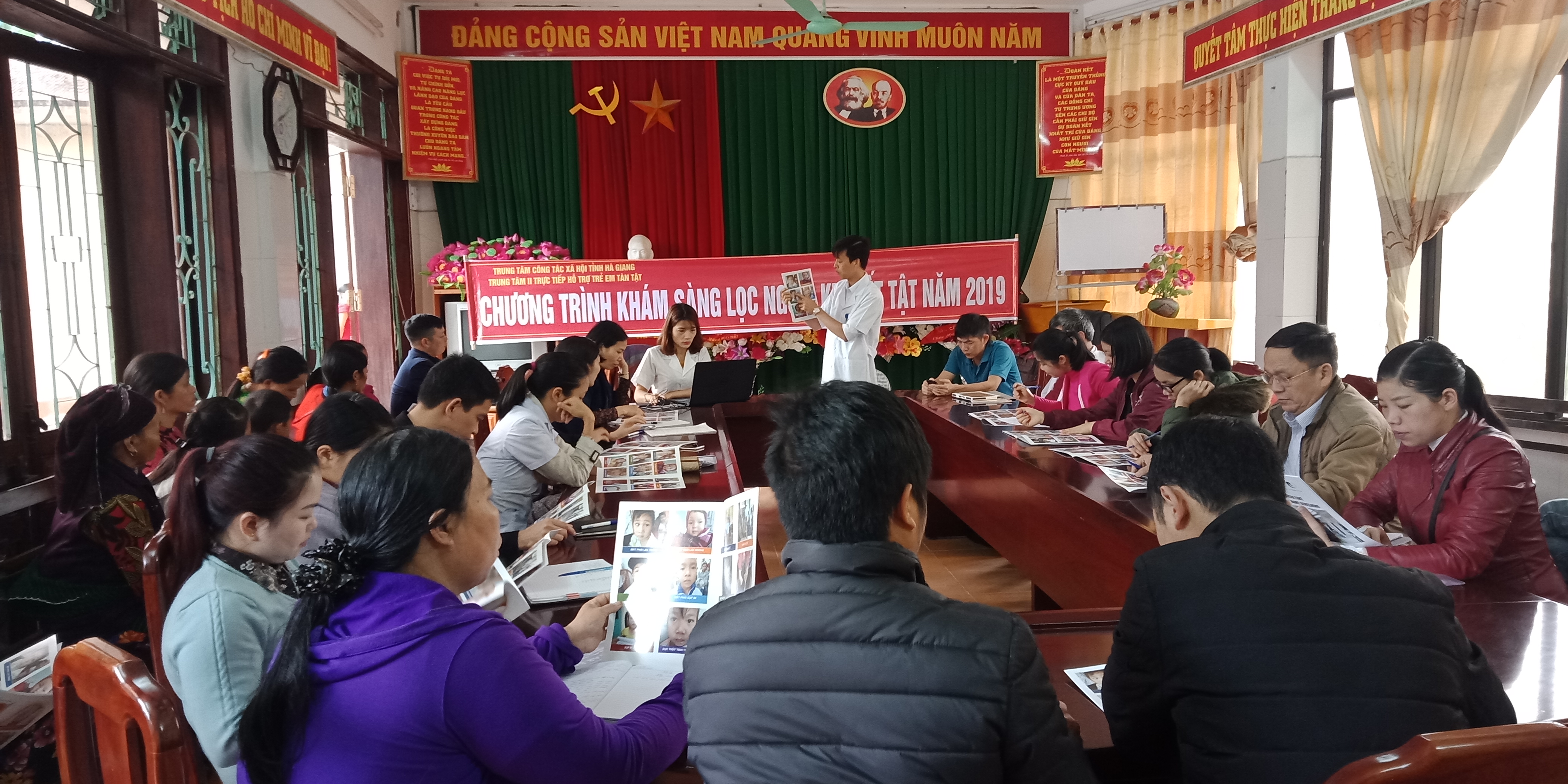 Giảng viên hướng dẫn cách nhận biết các loại khuyết tật cho học viên