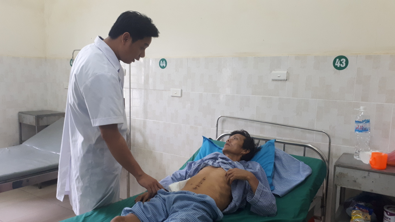 Bác sỹ kiểm tra sức khỏe người bệnh sau phẫu thuật