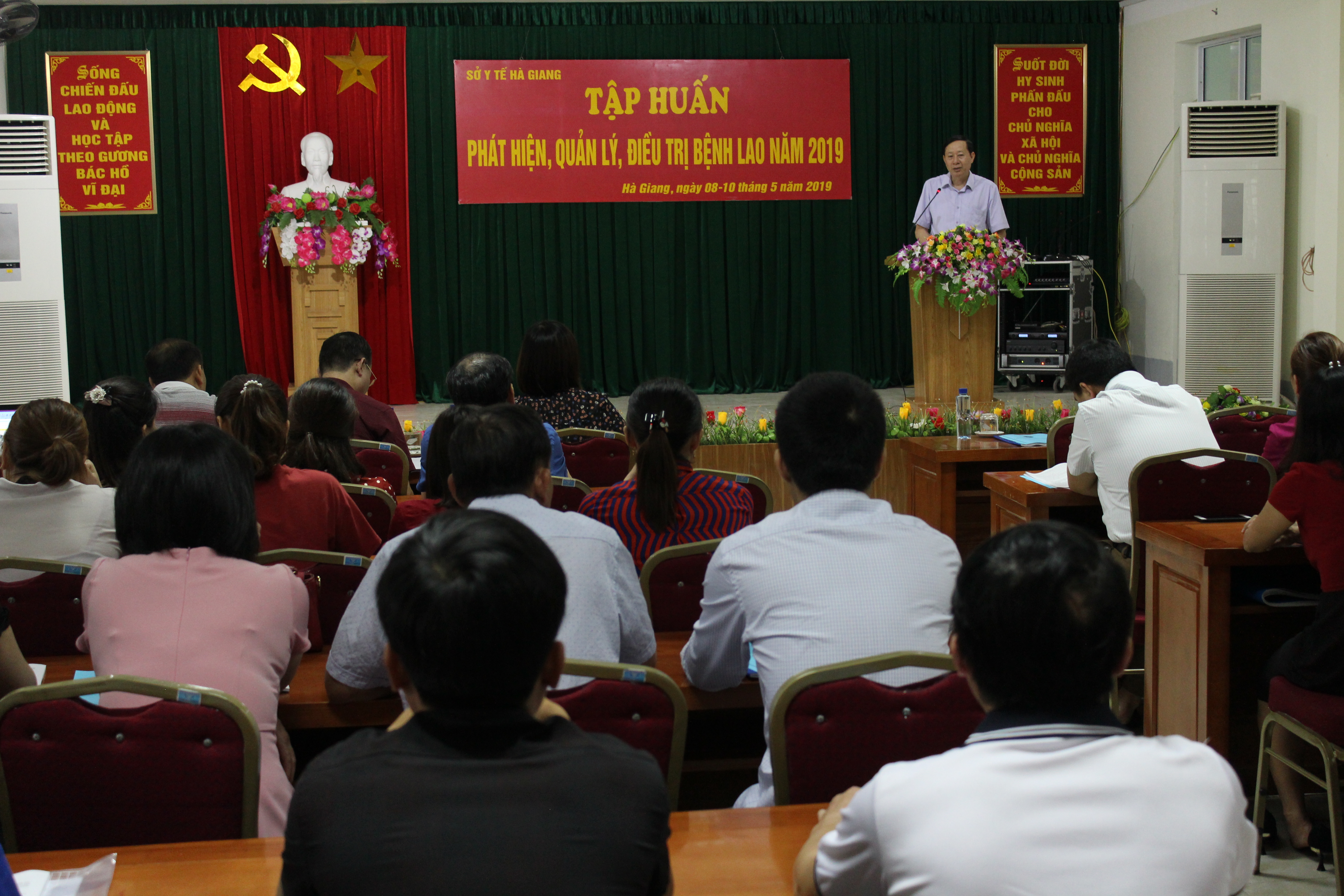Đồng chí Lương Viết Thuần, Giám đốc Sở Y tế  phát biểu tại lớp đào tạo phát hiện, quản lý, điều trị bệnh lao năm 2019