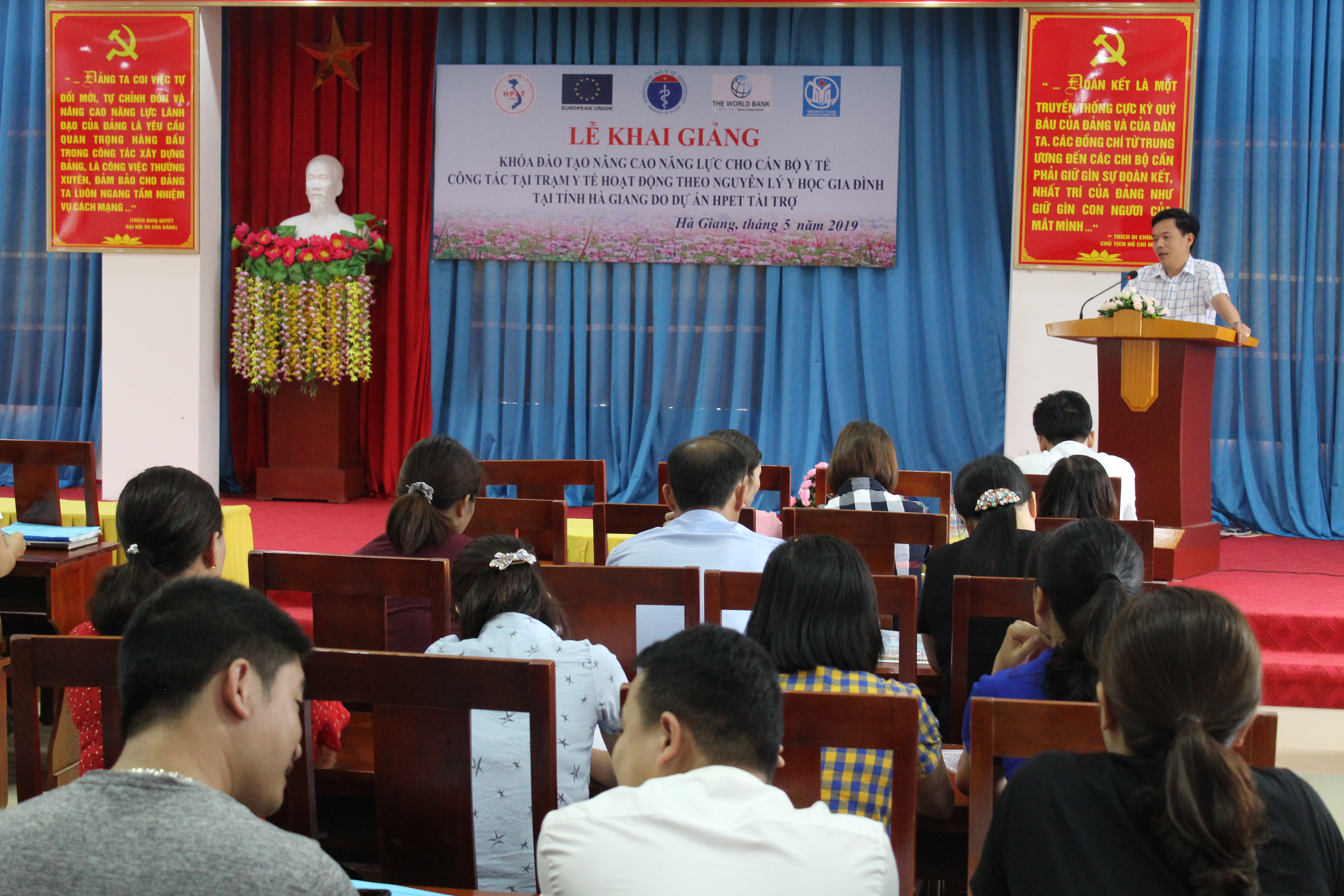 Đồng chí Nguyễn Đình Dự, Phó Hiệu trưởng trường Trung cấp Y tế tỉnh phát biểu khai mạc khóa đào tạo