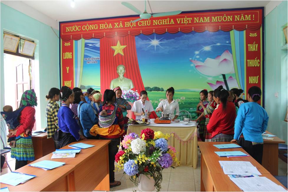 Bà mẹ có con nhỏ dưới 2 tuổi được thực hành bữa ăn dinh dưỡng tại lớp tập huấn chăm sóc dinh dưỡng 1.000 ngày đầu đời
