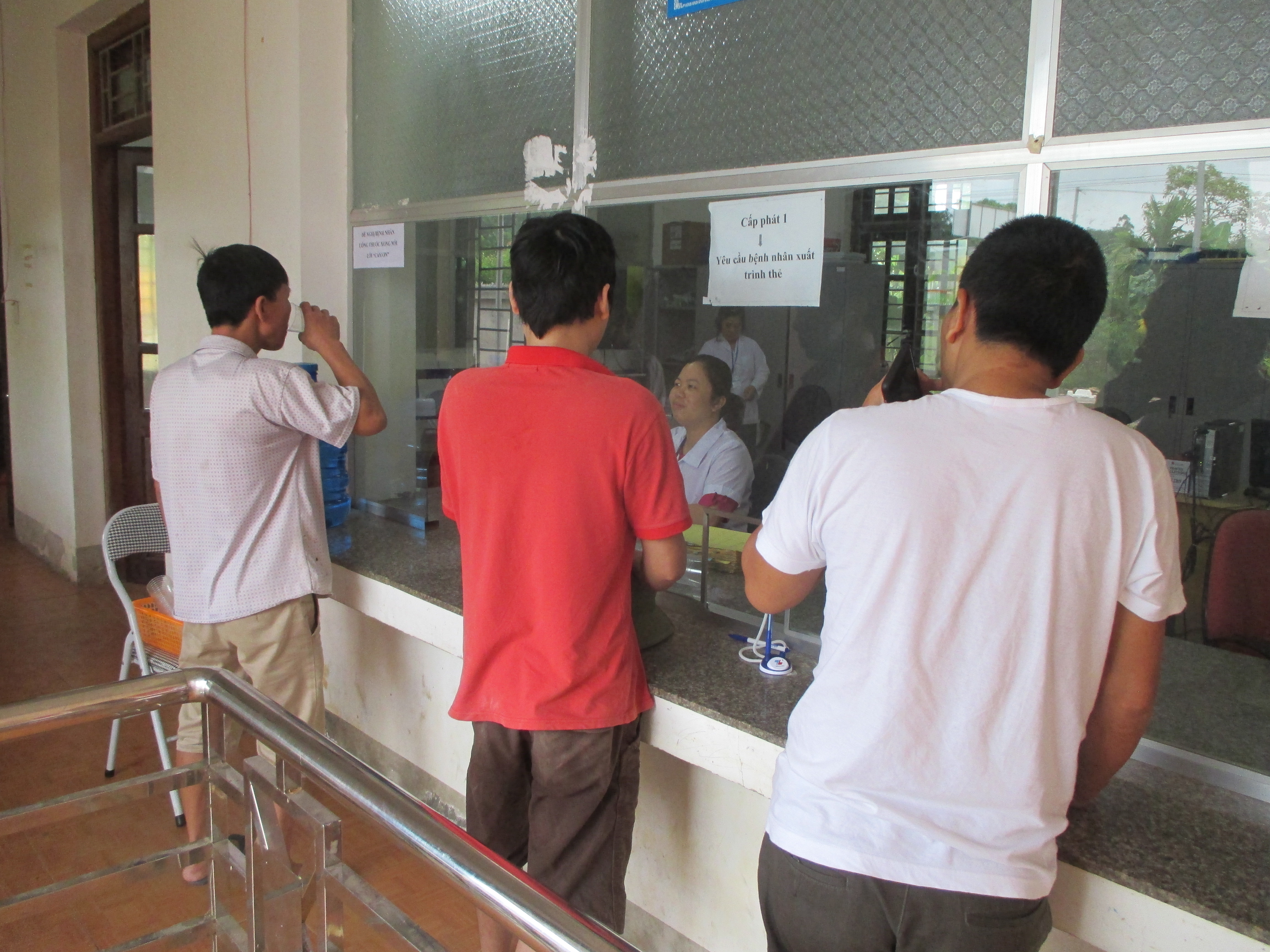 Người bệnh uống thuốc Methadone tại Phòng khám đa khoa, chuyên khoa Trung tâm Kiểm soát bệnh tật tỉnh