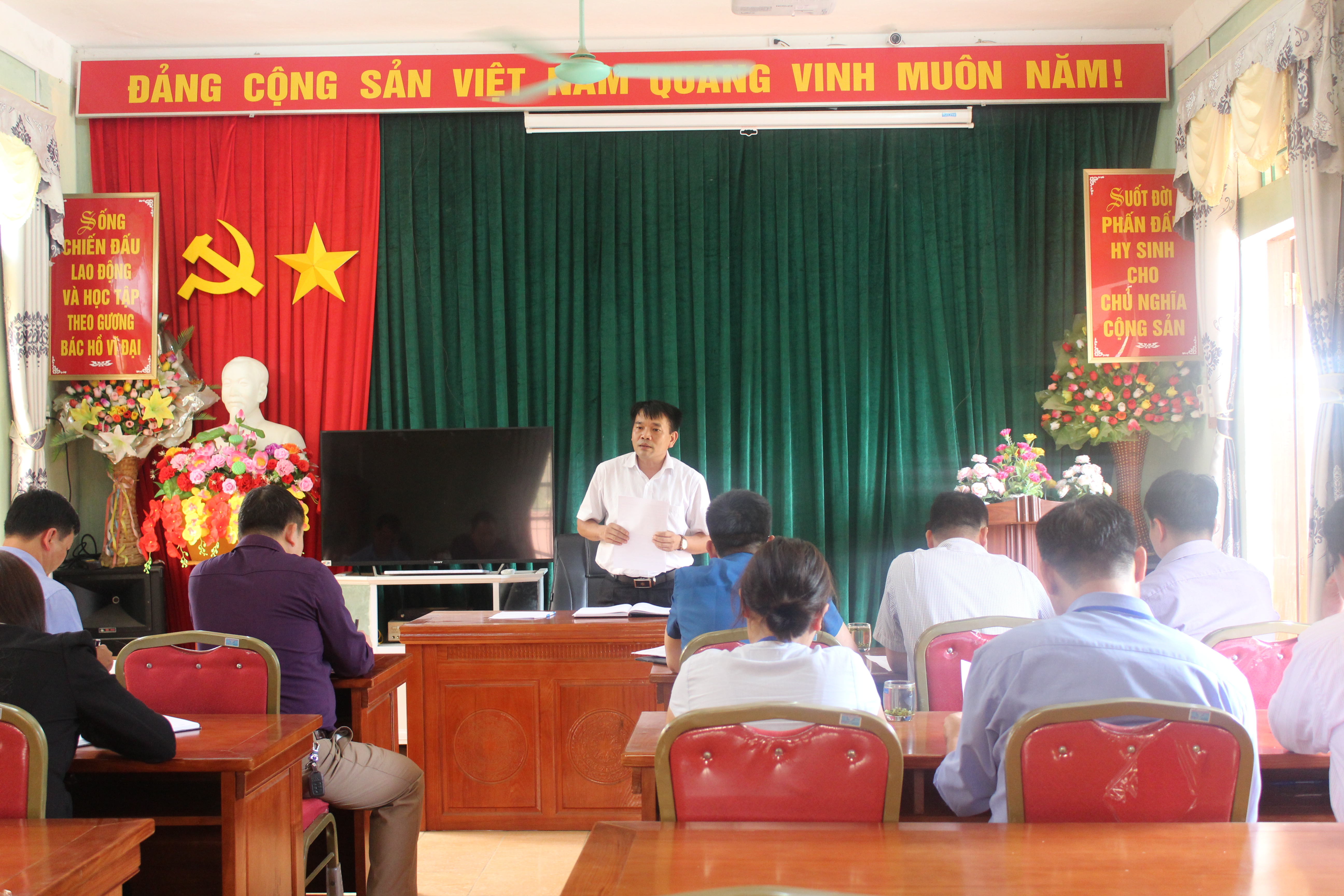 Đồng chí Nguyễn Trần Tuấn, Giám đốc Trung tâm Kiểm soát bệnh tật phát biểu tại buổi làm việc với Trung tâm Y tế và Bệnh viện huyện Đồng Văn.