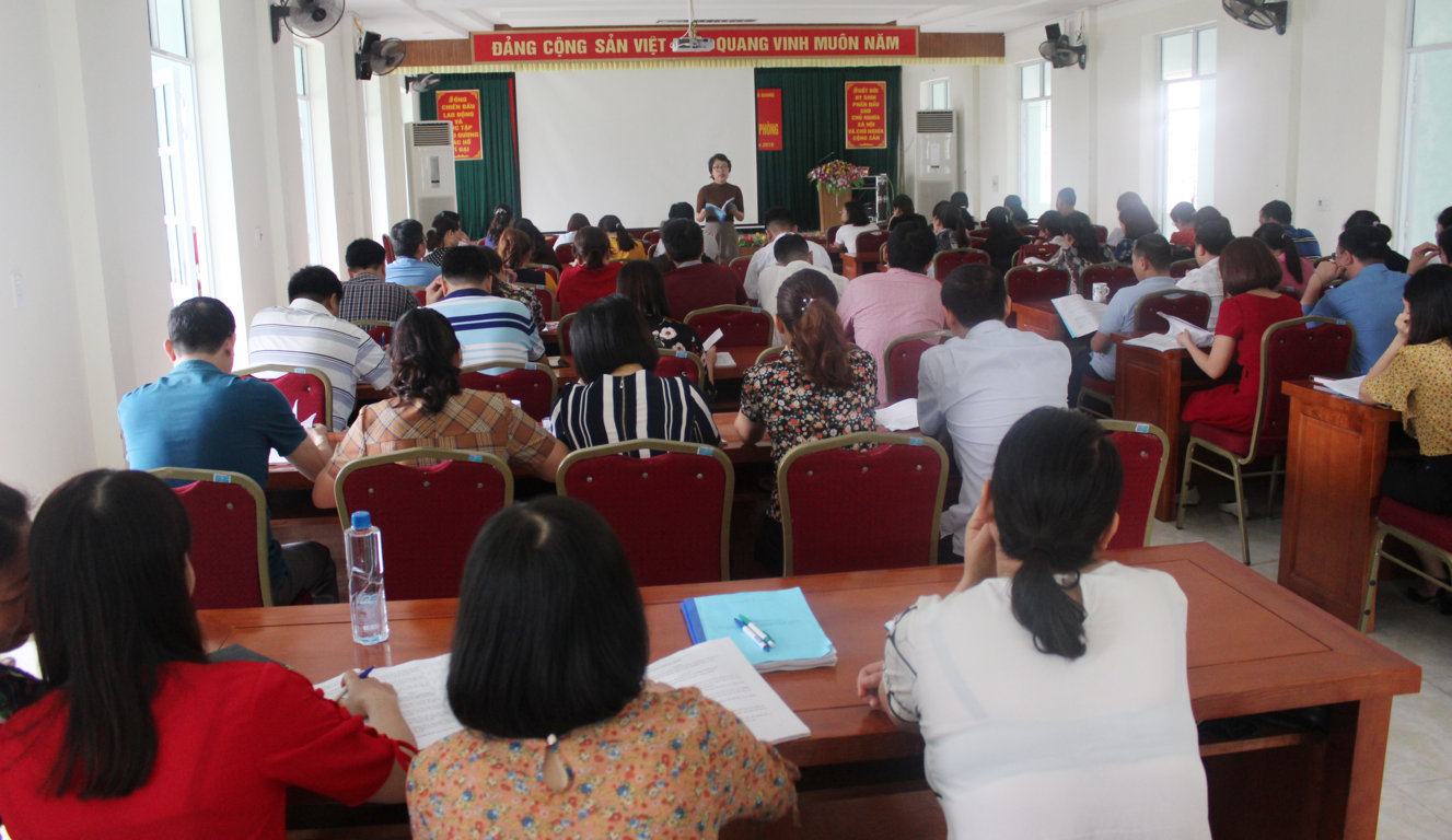 Giảng viên Trường Đại học Y tế công cộng truyền đạt các nội dung tạo khóa đào tạo, bồi dưỡng lãnh đạo, quản lý cấp phòng