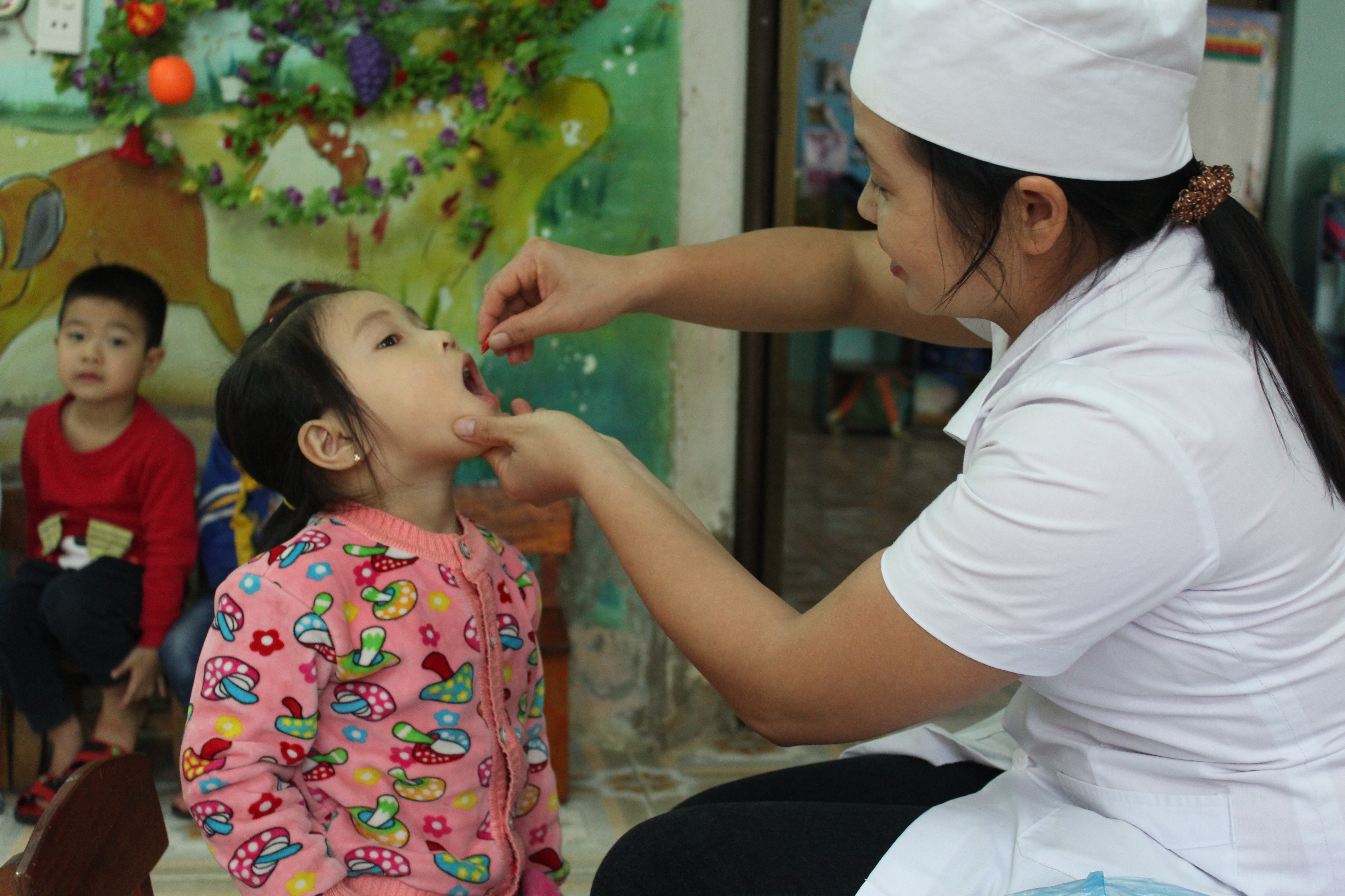 HUYỆN QUẢN BẠ TỔ CHỨC CHIẾN DỊCH CHO TRẺ UỐNG  BỔ SUNG VITAMIN A VÀ THUỐC TẨY GIUN ĐỢT I NĂM 2019