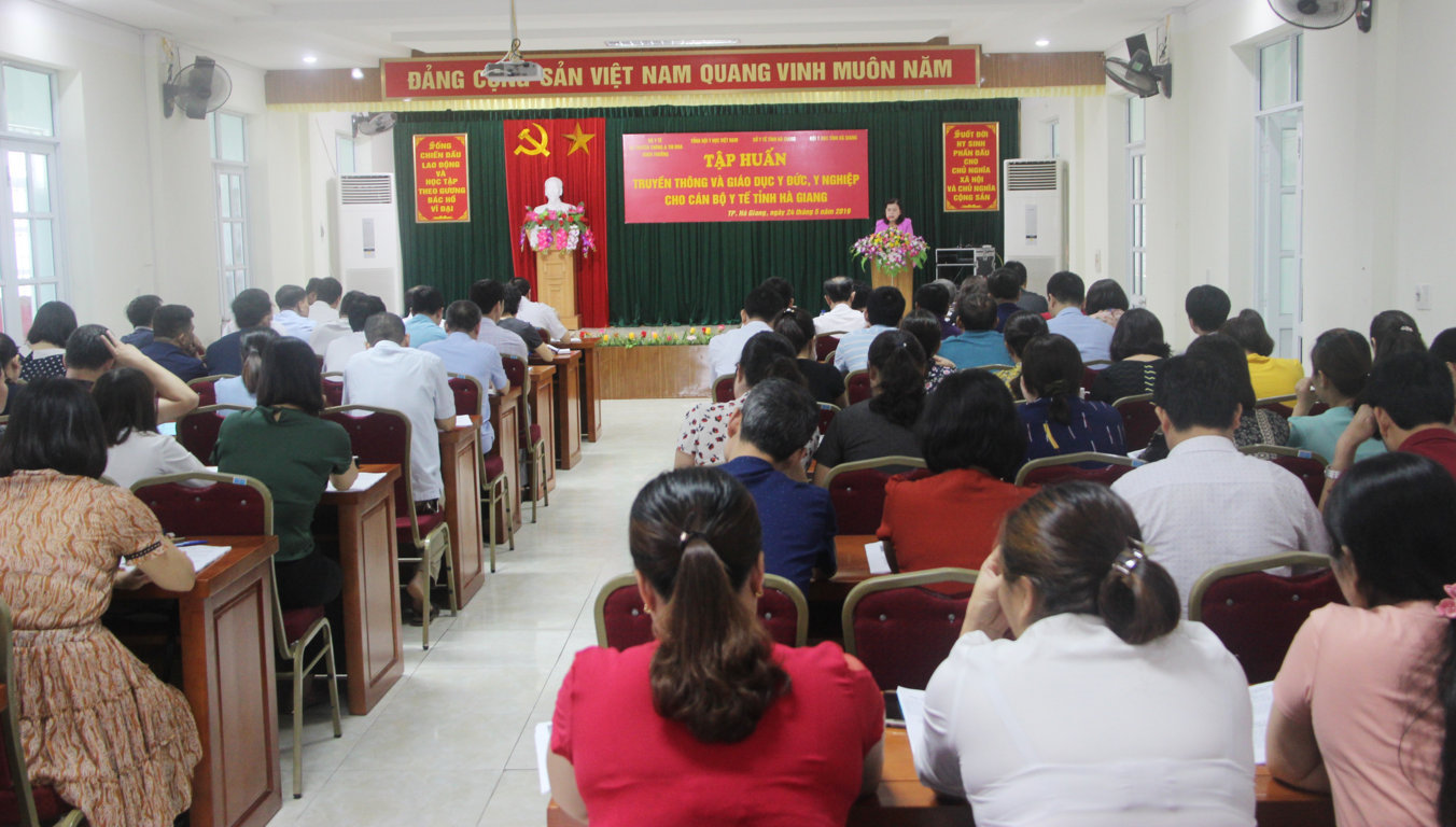 PGS.TS Nguyễn Thị Xuyên, Chủ tịch Hội Y học các nước Đông Nam Á, Chủ tịch Tổng hội Y học Việt Nam phát biểu khai mạc tại lớp tập huấn