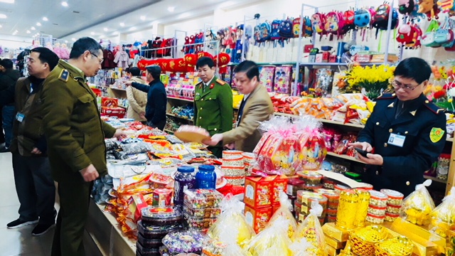 Đoàn kiểm tra liên ngành tỉnh đang kiểm tra tại sản xuất bánh trên địa bàn thành phố Hà Giang