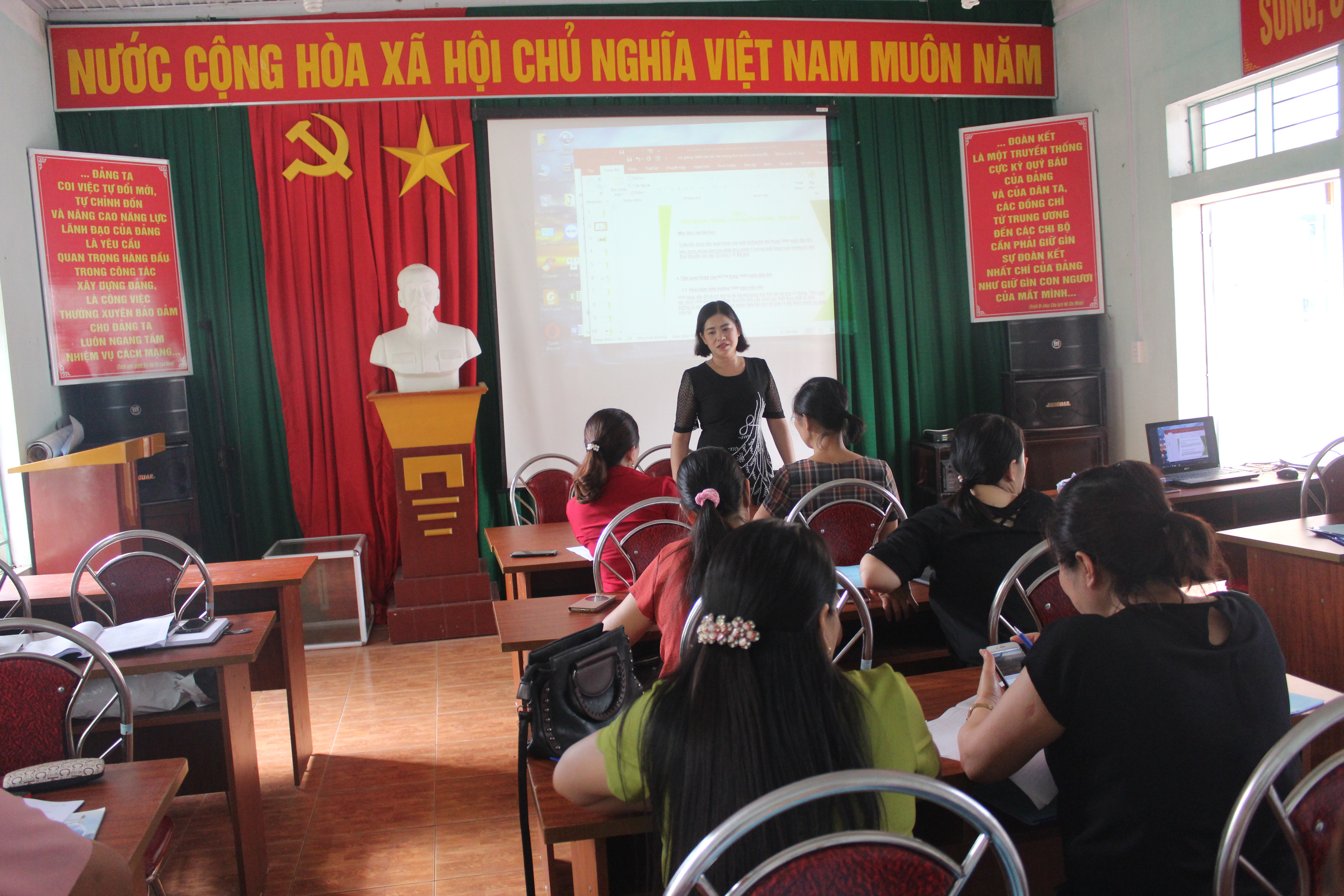 Giảng viên Trung tâm Kiểm soát bệnh tật truyền đạt nội dung tập huấn cho các học viên