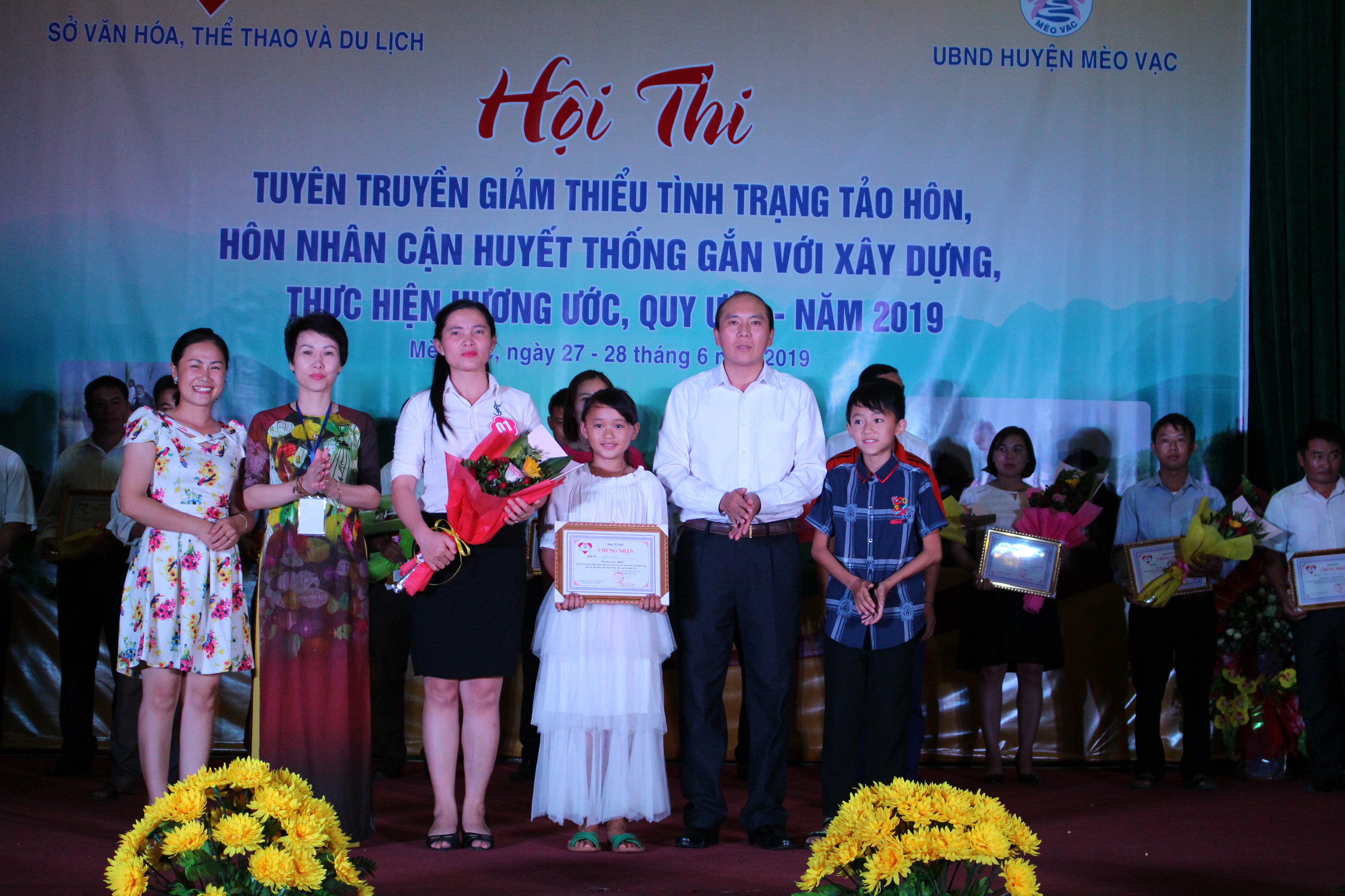 Đ/c Triệu Thị Tình, Phó Giám đốc Sở VHTTDL và Đ/c Phàn Quẩy Vảng, Phó Chủ tịch HĐND huyện Mèo Vạc trao giải Nhất cho đội thi xã Pả Vi