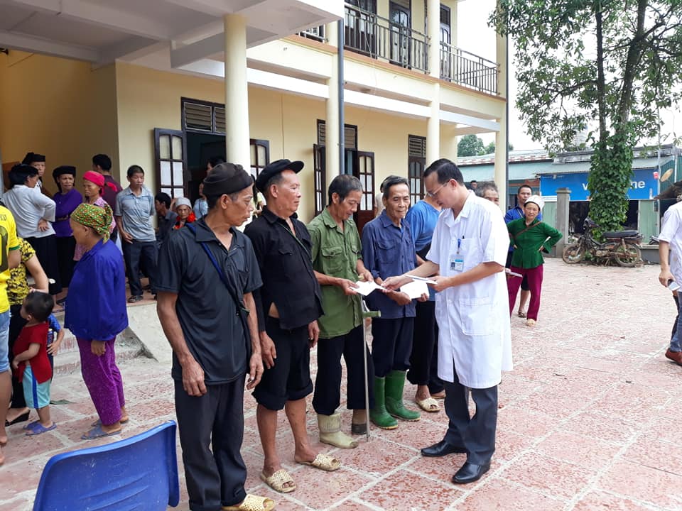 Đại diện Đoàn khám bệnh tặng quà cho Thương binh và đại diện gia đình liệt sỹ
