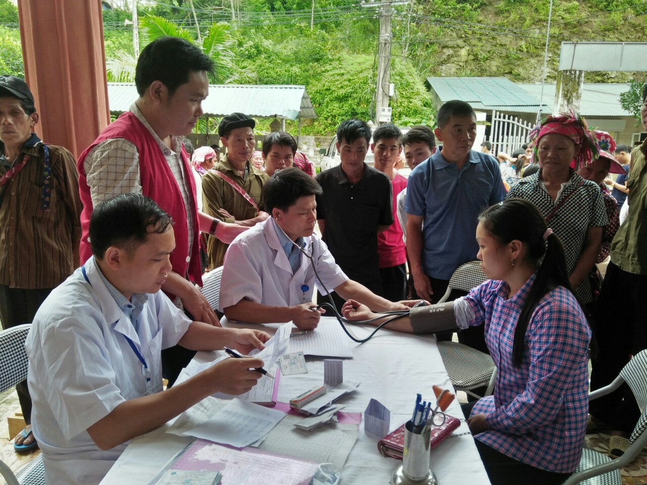 Khám bệnh, cấp phát thuốc miễn phí cho người dân xã Tân Trịnh huyện Quang Bình