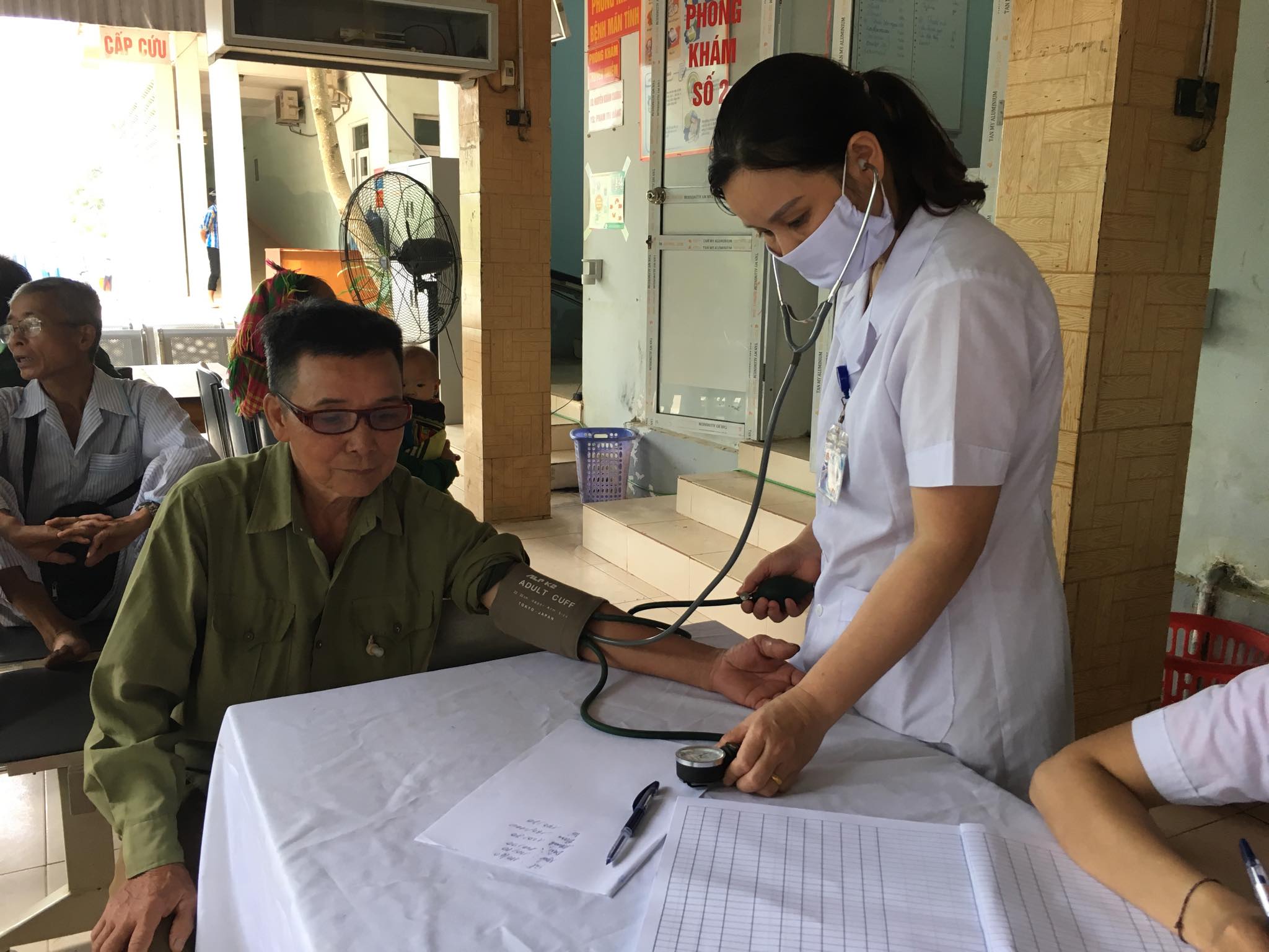 Nhân viên y tế khám bệnh cho các thương binh, bệnh binh
