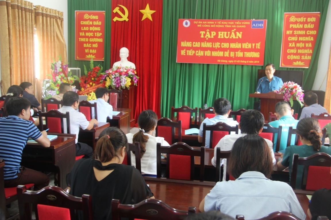 Đ/c Nguyễn Đình Dích, Phó Giám đốc Sở Y tế, Trưởng Ban Quản lý dự án phát biểu chỉ đạo tại lớp tập huấn