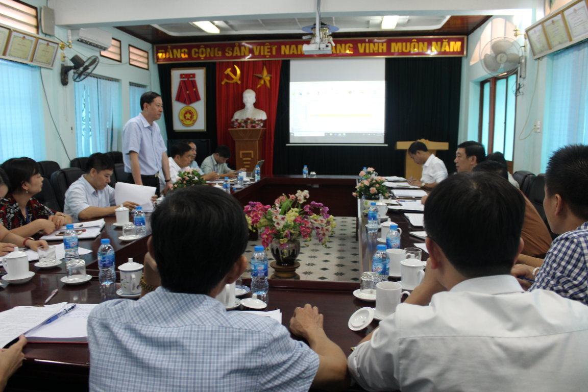 Đồng chí Lương Viết Thuần, Giám đốc Sở Y tế chia sẻ kinh nghiệm với Đoàn công tác Sở Y tế Lai Châu