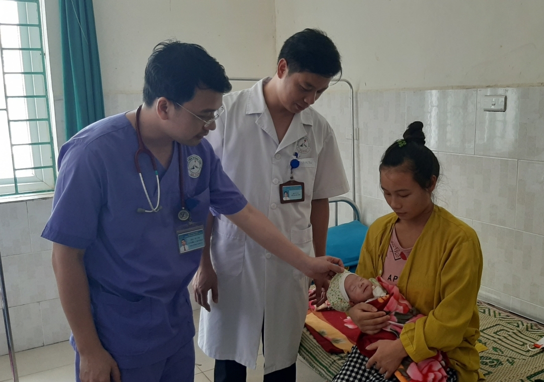 Các bác sỹ thăm khám lại cho bệnh nhi sau mổ