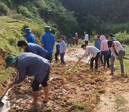 Các Đoàn viên thanh niên đang hăng hái sửa đường