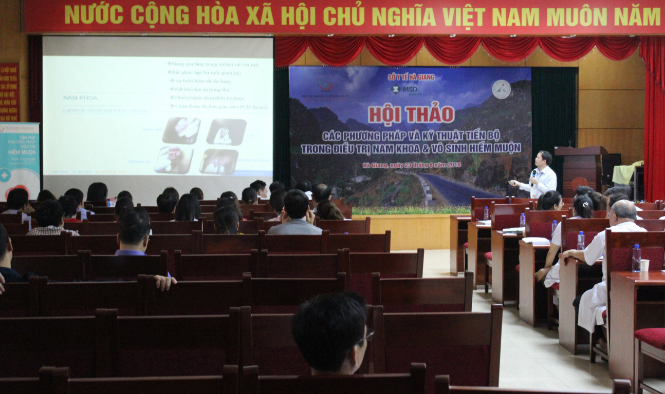 Đại diện BV Nam học và Hiếm muộn Hà Nội trao đổi các phương pháp và kỹ thuật tiến bộ trong điều trị nam khoa và vô sinh hiếm muộn