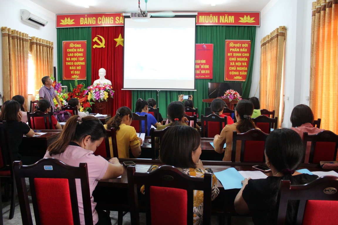 Giảng viên Trung tâm Kiểm soát bệnh tật truyền đạt các nội dung tại lớp tập huấn