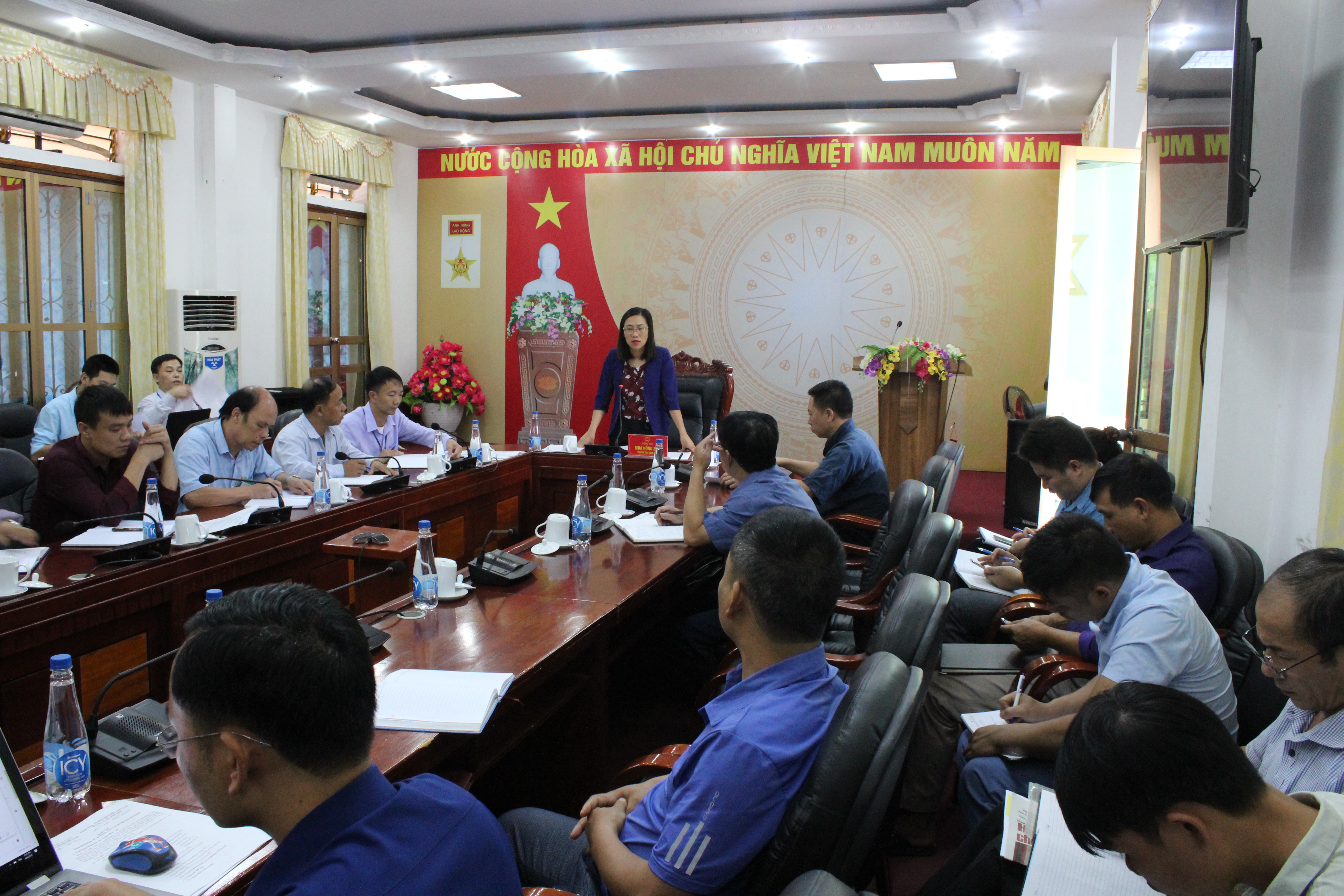 Đồng chí Mua Hồng Sinh, Trưởng Ban chỉ đạo Chăm sóc sức khoẻ nhân dân huyện phát biểu tại hội nghị