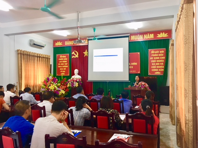 Giảng viên Bệnh viện Da liễu Trung ương triển khai các nội dung tại lớp tập huấn