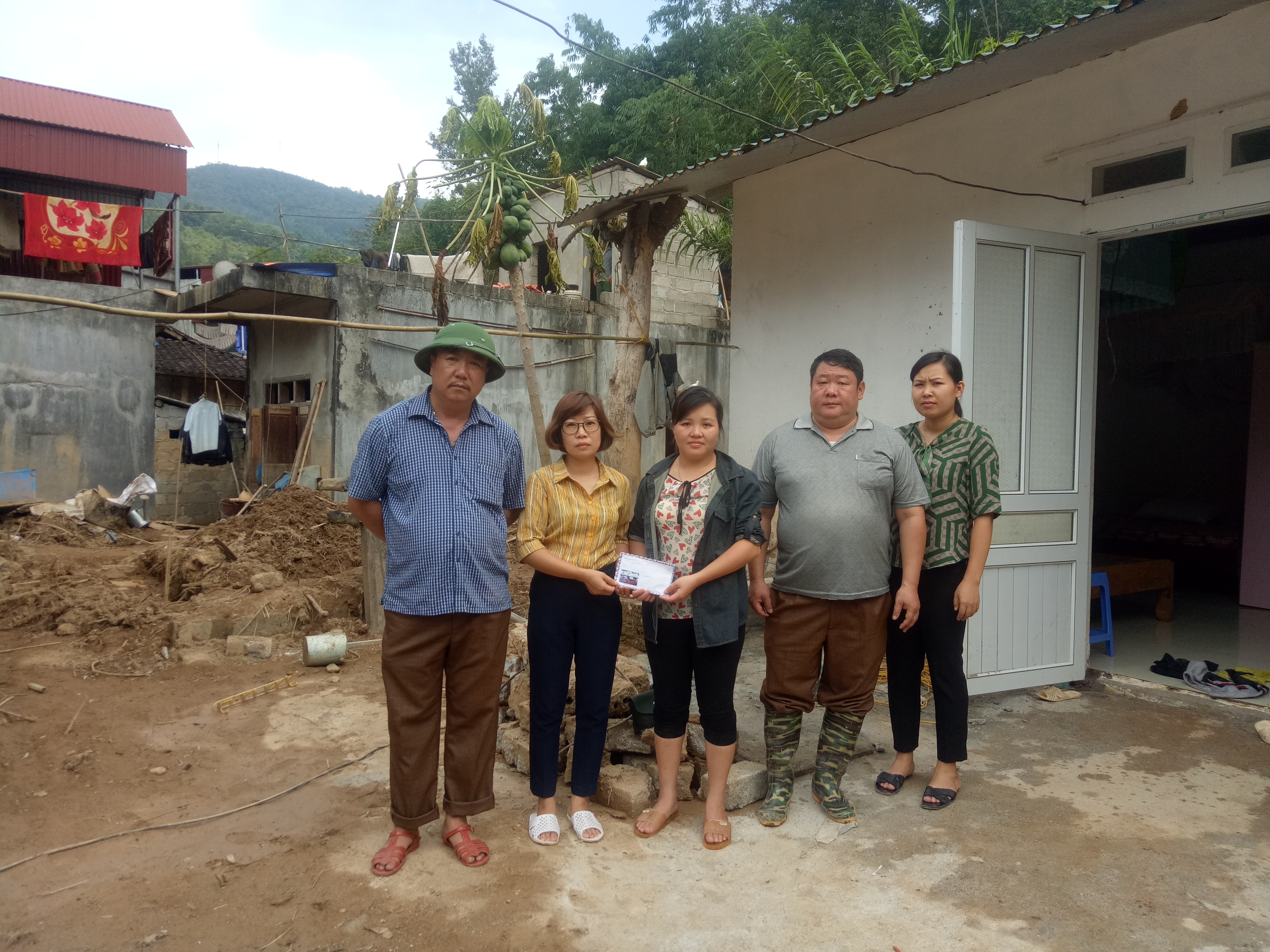 Lãnh đạo TTYT huyện Yên Minh tặng quà cho hộ gia đình CCVC bị thiệt hại nặng do mưa lũ