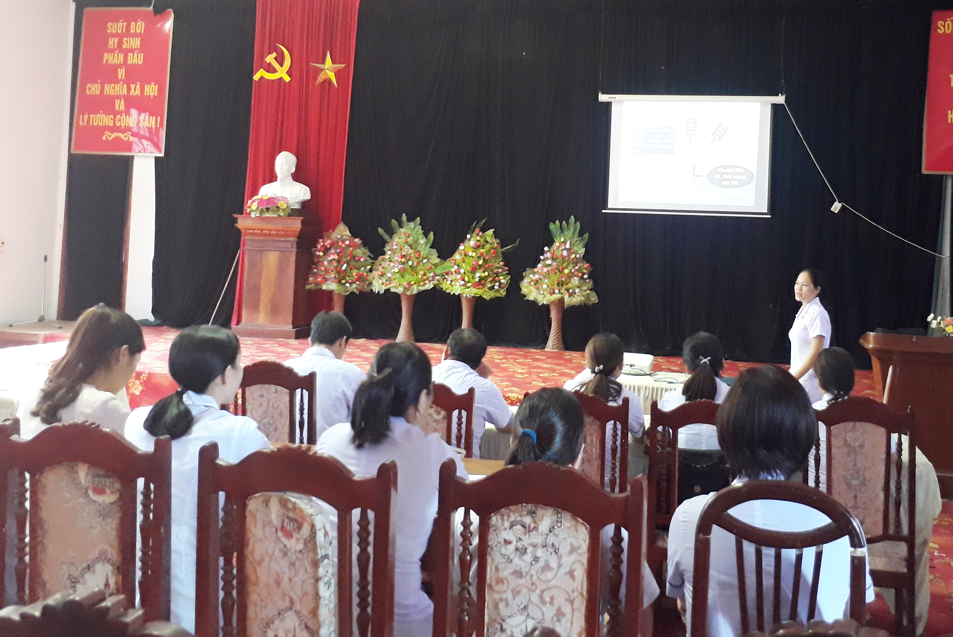 Giảng viên triển khai các nội dung tại lớp tập huấn