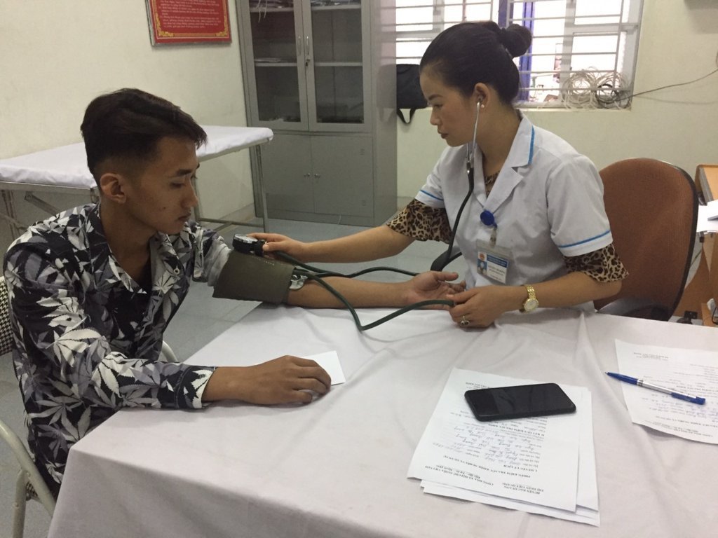 Các bác sỹ khám sơ tuyển sức khỏe cho những thanh niên trong độ tuổi tham gia nghĩa vụ quân sự năm 2019