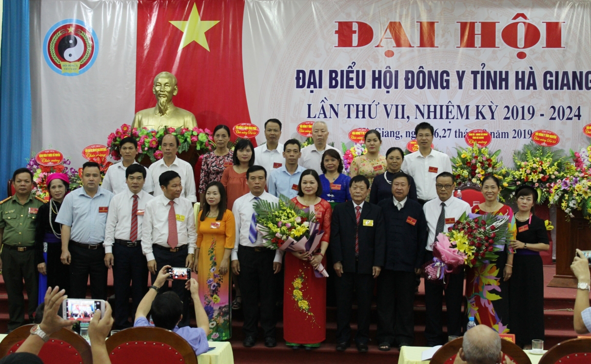 Các đồng chí Phạm Hinh – Phó Chủ tịch Hội Đông Y Việt Nam;  Hoàng Văn Vịnh, Tỉnh ủy viên, Phó Chủ tịch HĐND tỉnh chụp ảnh lưu niệm cùng Ban Chấp hành Hội Đông y tỉnh nhiệm kỳ 2019 – 2024