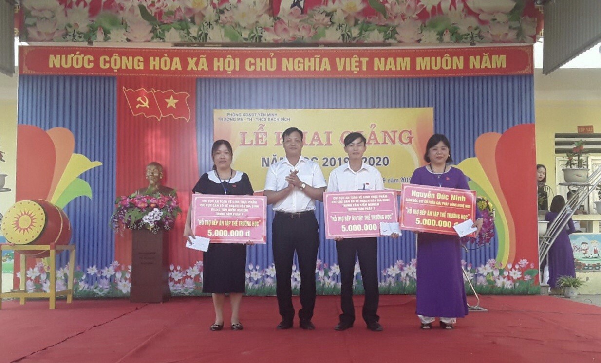Đ/c Ngọc Thanh Dũng, Phó Chi cục trưởng Chi cục An toàn vệ sinh thực phẩm tỉnh Hà Giang trao tiền hỗ trợ cho 3 trường học xã Bạch Đích, huyện Yên Minh