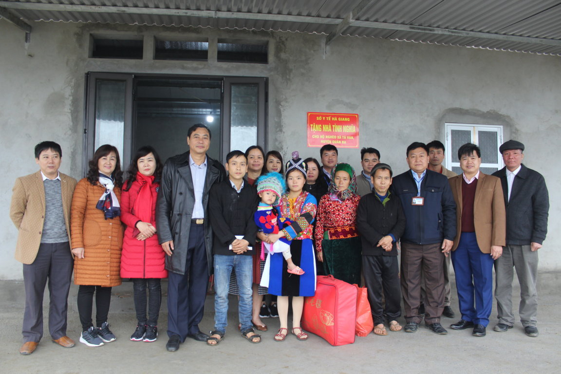 Đ/c Nguyễn Văn Giao, Phó Giám đốc Sở Y tế chụp ảnh lưu niệm trao nhà tình nghĩa cho gia đình anh Vàng Hồ Tiến, xã Tả Ván