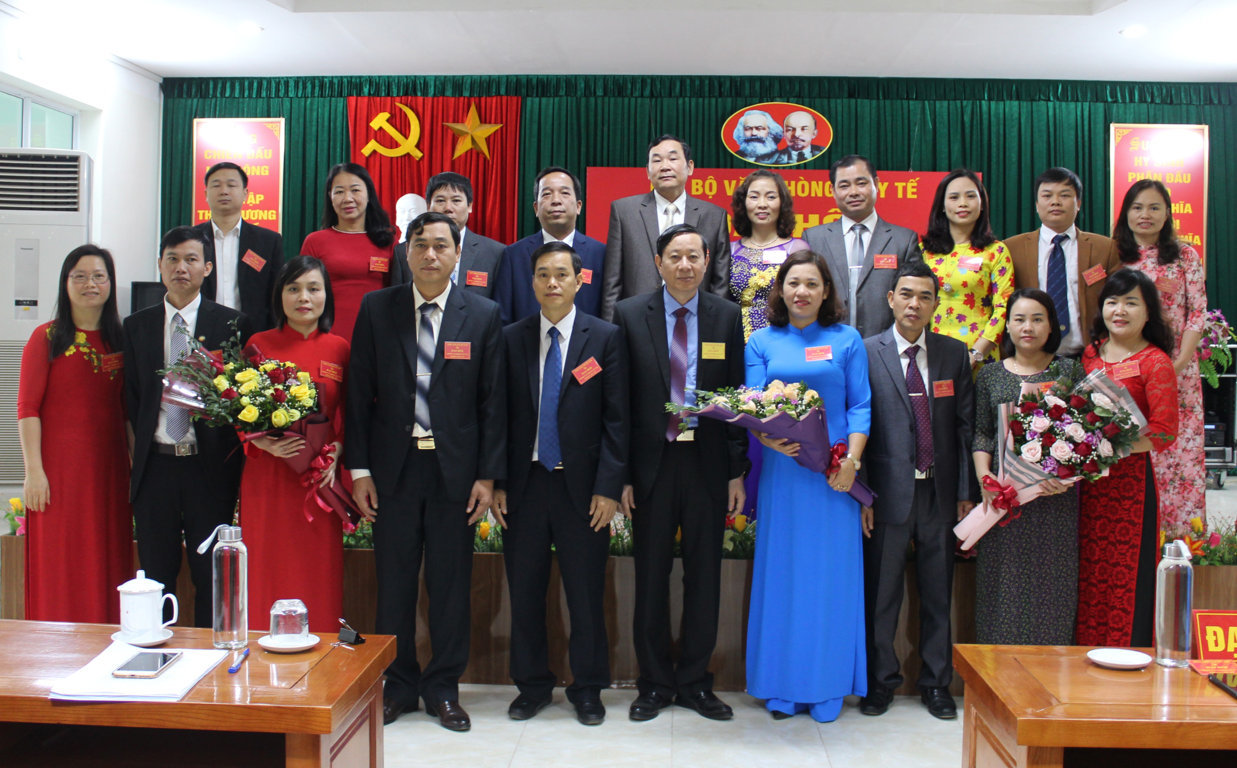 Đ/c Lương Viết Thuần, Bí thư Đảng ủy, Giám đốc Sở Y tế chụp ảnh lưu niệm tại Đại hội