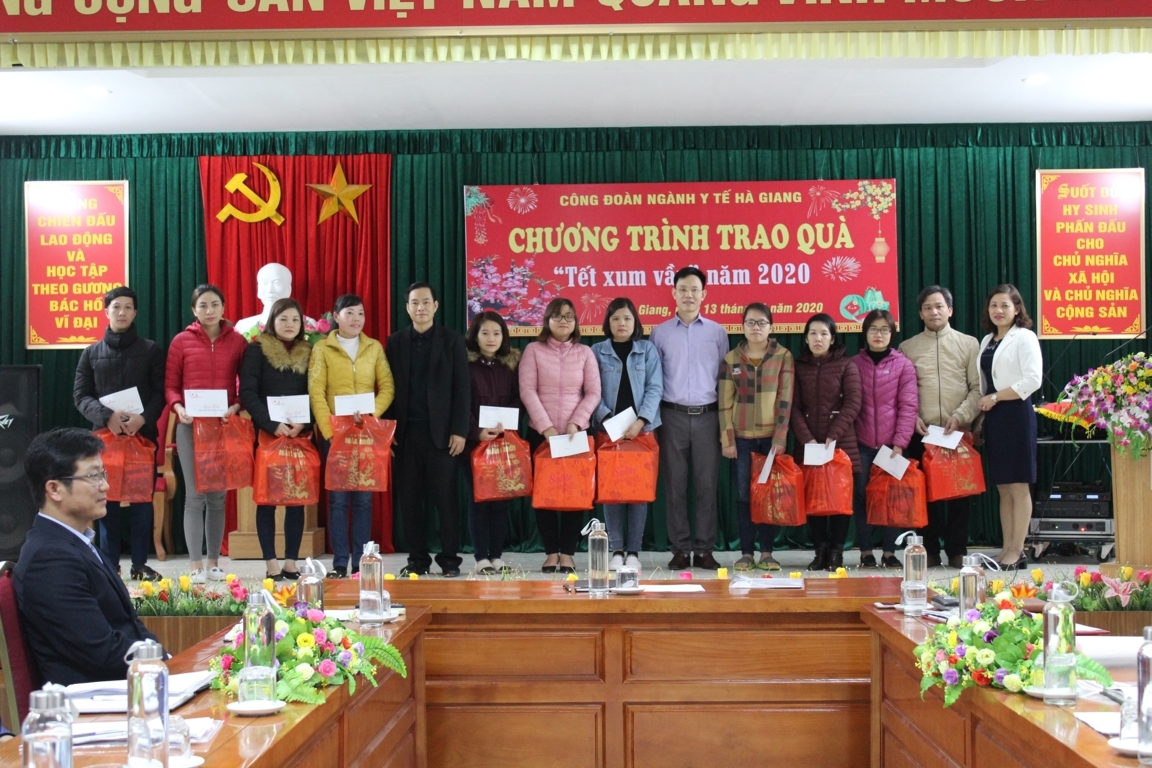 Lãnh đạo Công đoàn Ngành trao quà “Tết Sum vầy” cho các đoàn viên công đoàn nhân dịp Tết Nguyên đán 2020