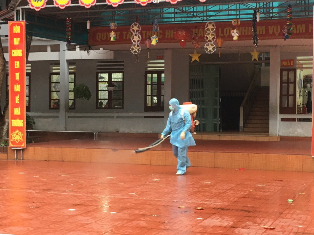 Trung tâm Y tế thành phố phun hóa chất khử trùng phòng, chống dịch bệnh tại trường học