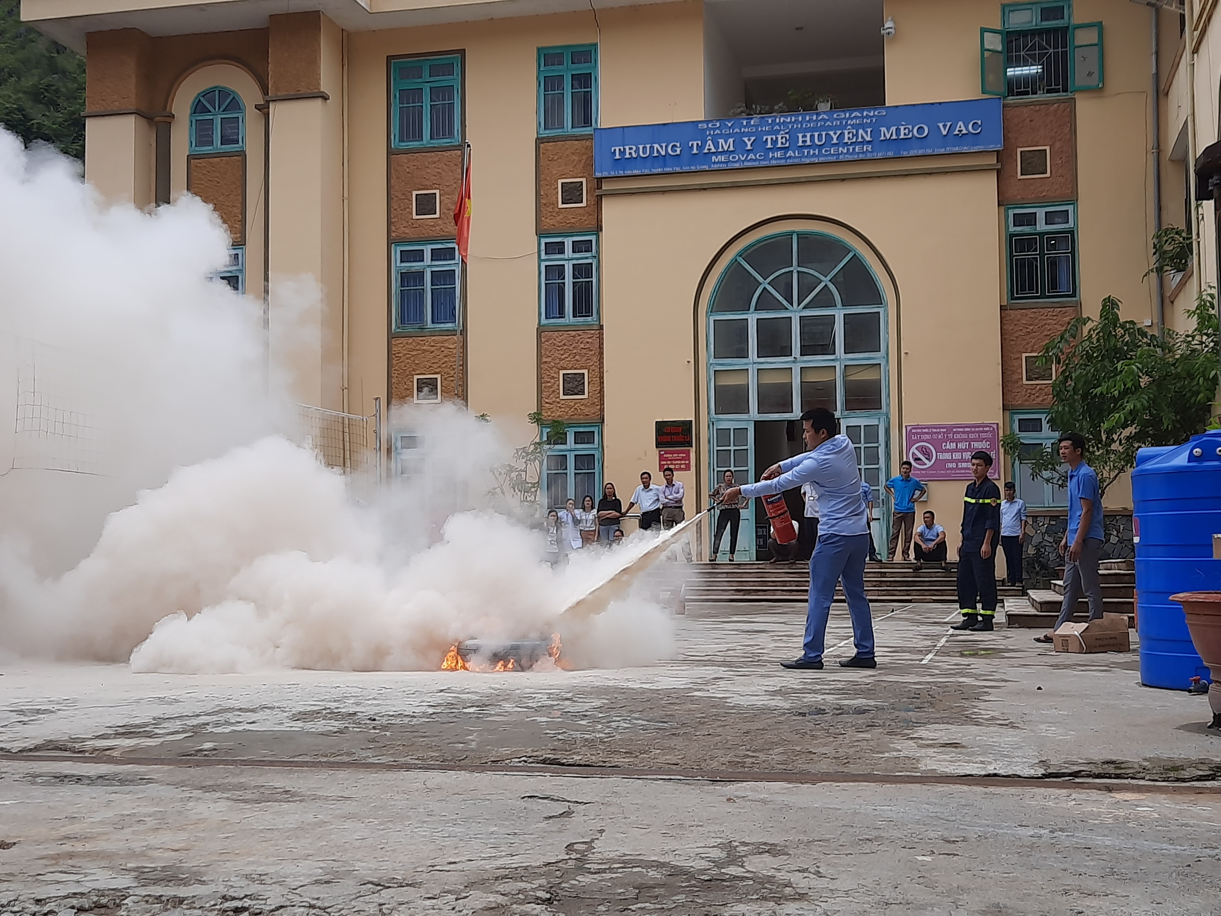 Học viên thực hành sử dụng bình chữa cháy tại buổi tập huấn
